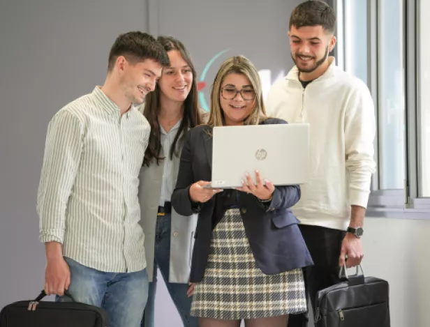 étudiants-qui-regardent-un-ordinateur-ESAP