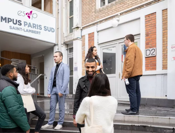 etudiants-esap-sur-la-campus-de-Paris